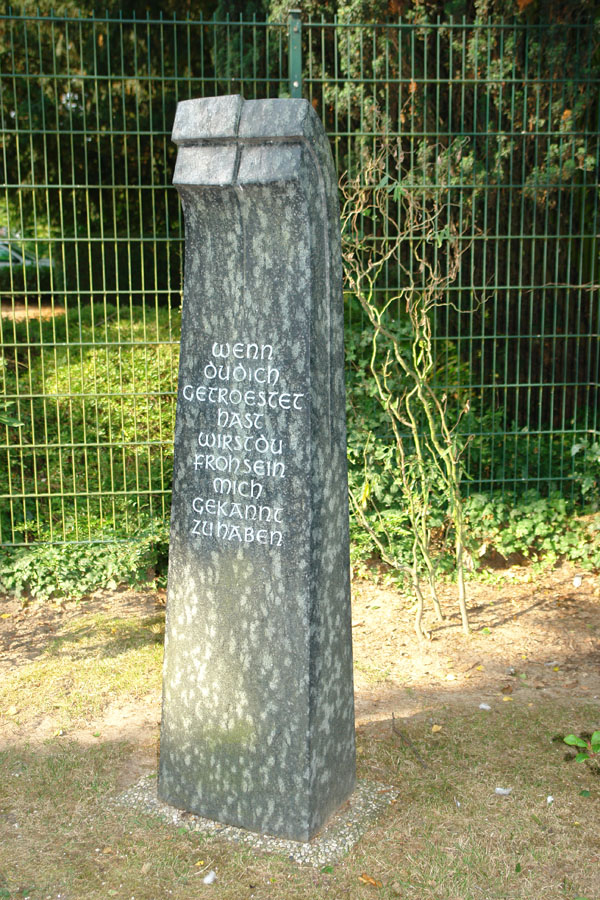 Diabas Stele mit Spruch aus : „Der kleine Prinz“