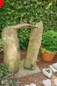 Grabstein Basalt-Doppelstele mit Bronzebrücke